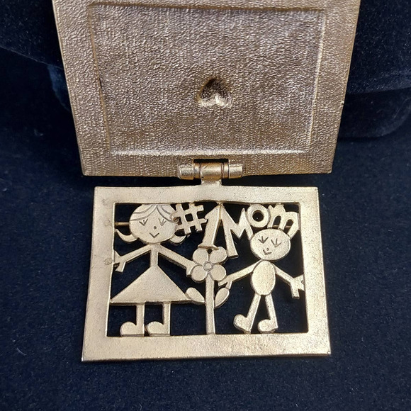 Vintage AJC Signed Mother's Day Mail Brooch Gold Tone - Picture 6 of 13